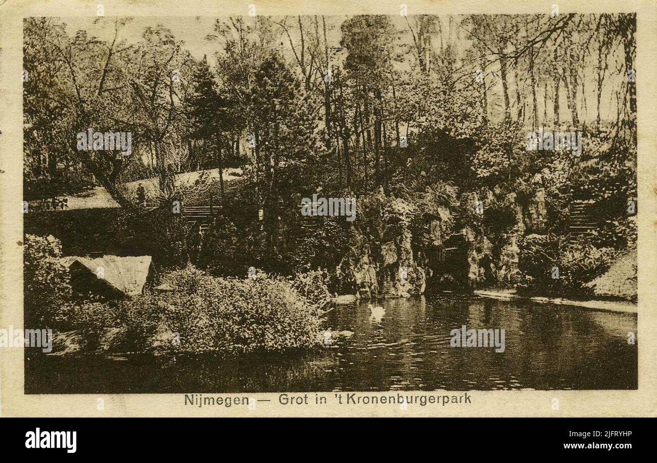 Die Höhle im Kronenburgerpark, Anfang zwanzig Jahre. Der vom belgischen Landschaftsarchitekten Liévin Rosseels entworfene Park wurde zwischen 1880 und 1882 nach dem Abriss der Stadtmauern errichtet Stockfoto