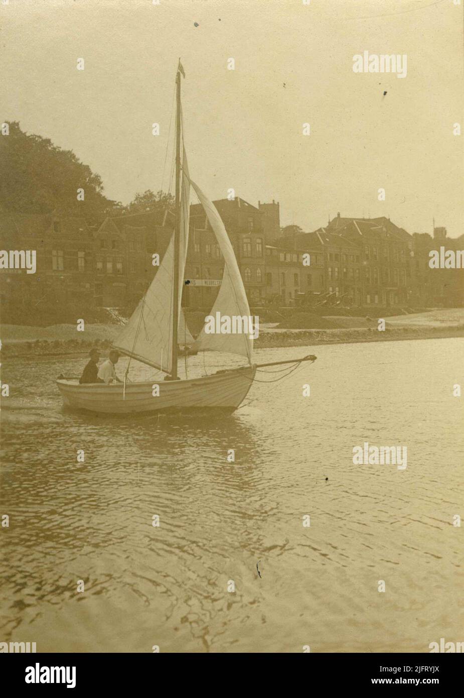 Segelboot 'Dorry' von Segeln, Rudern und Motorradfahren 'De Batavier', gegründet 1917, auf der Waal bei Valkhof. Im Hintergrund De Waalkade mit den Geschäftsräumen des Möbeltransportunternehmens Frederiks Stockfoto