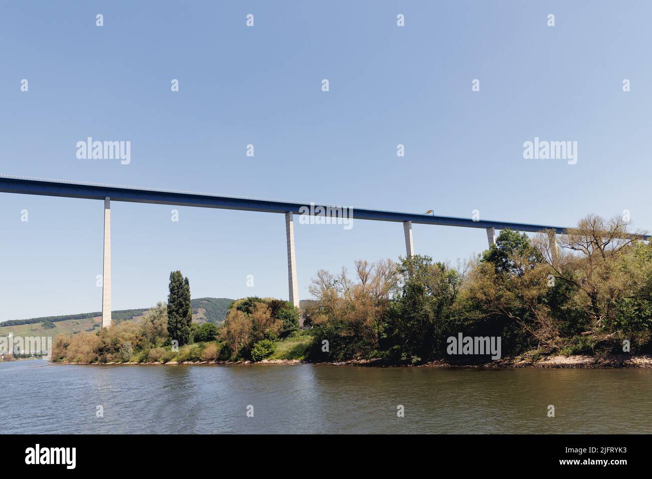 Die Hochmoselbrücke ist eine große Straßenbrücke, die das Tal der Mosel/Mosel überquert. Stockfoto