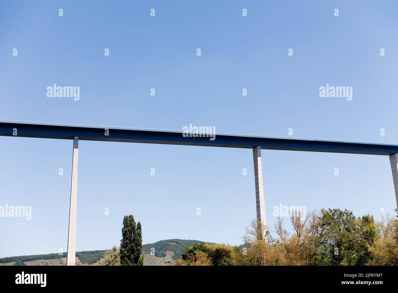 Die Hochmoselbrücke ist eine große Straßenbrücke, die das Tal der Mosel/Mosel überquert. Stockfoto