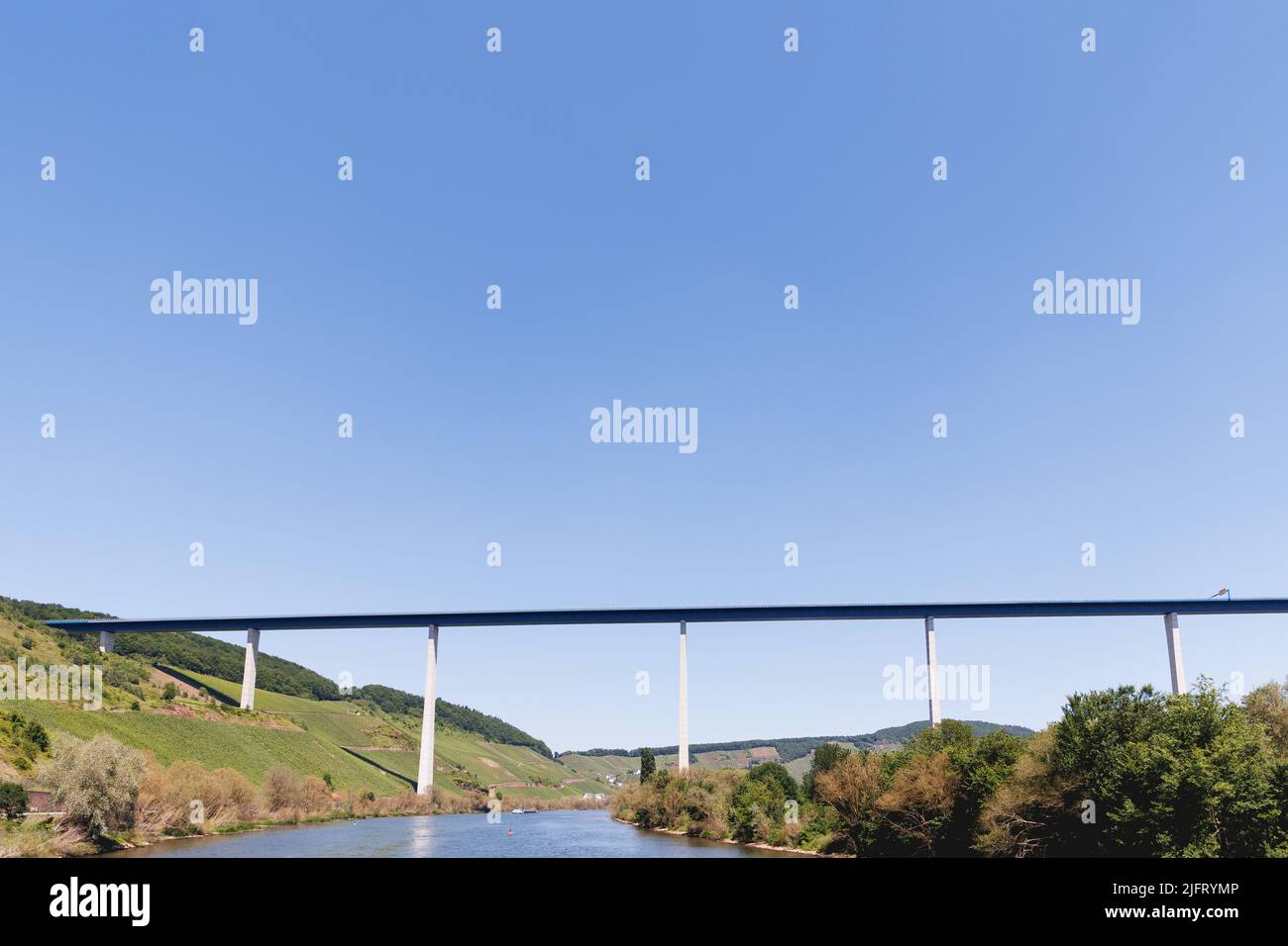 Die Hochmoselbrücke ist eine große Straßenbrücke, die das Tal der Mosel/Mosel überquert. Stockfoto