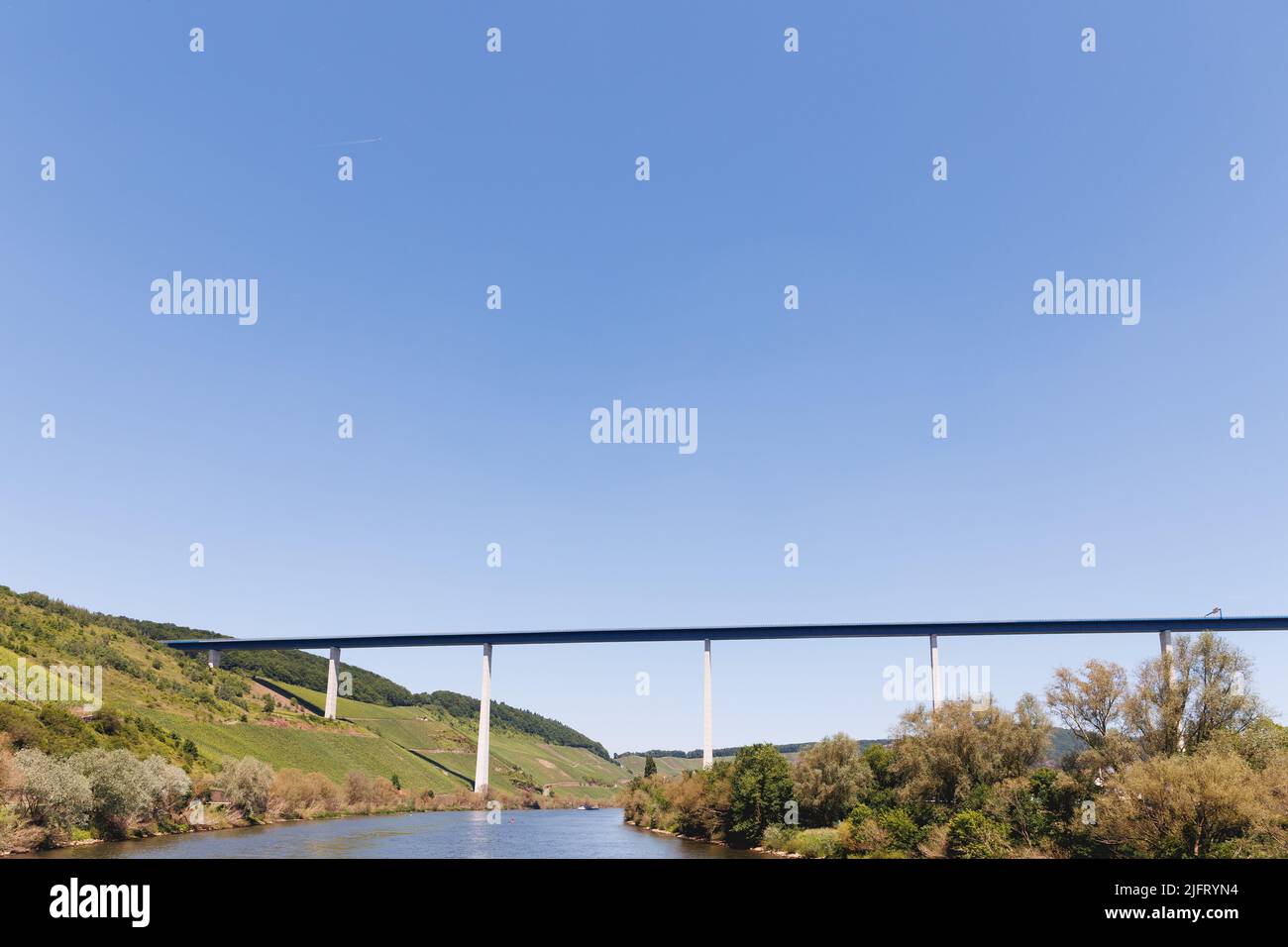 Die Hochmoselbrücke ist eine große Straßenbrücke, die das Tal der Mosel/Mosel überquert. Stockfoto