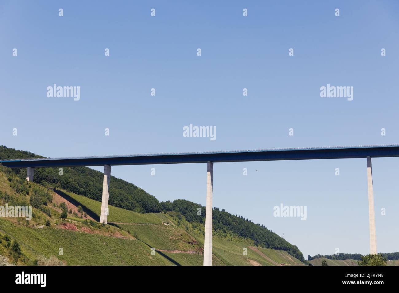 Die Hochmoselbrücke ist eine große Straßenbrücke, die das Tal der Mosel/Mosel überquert. Stockfoto