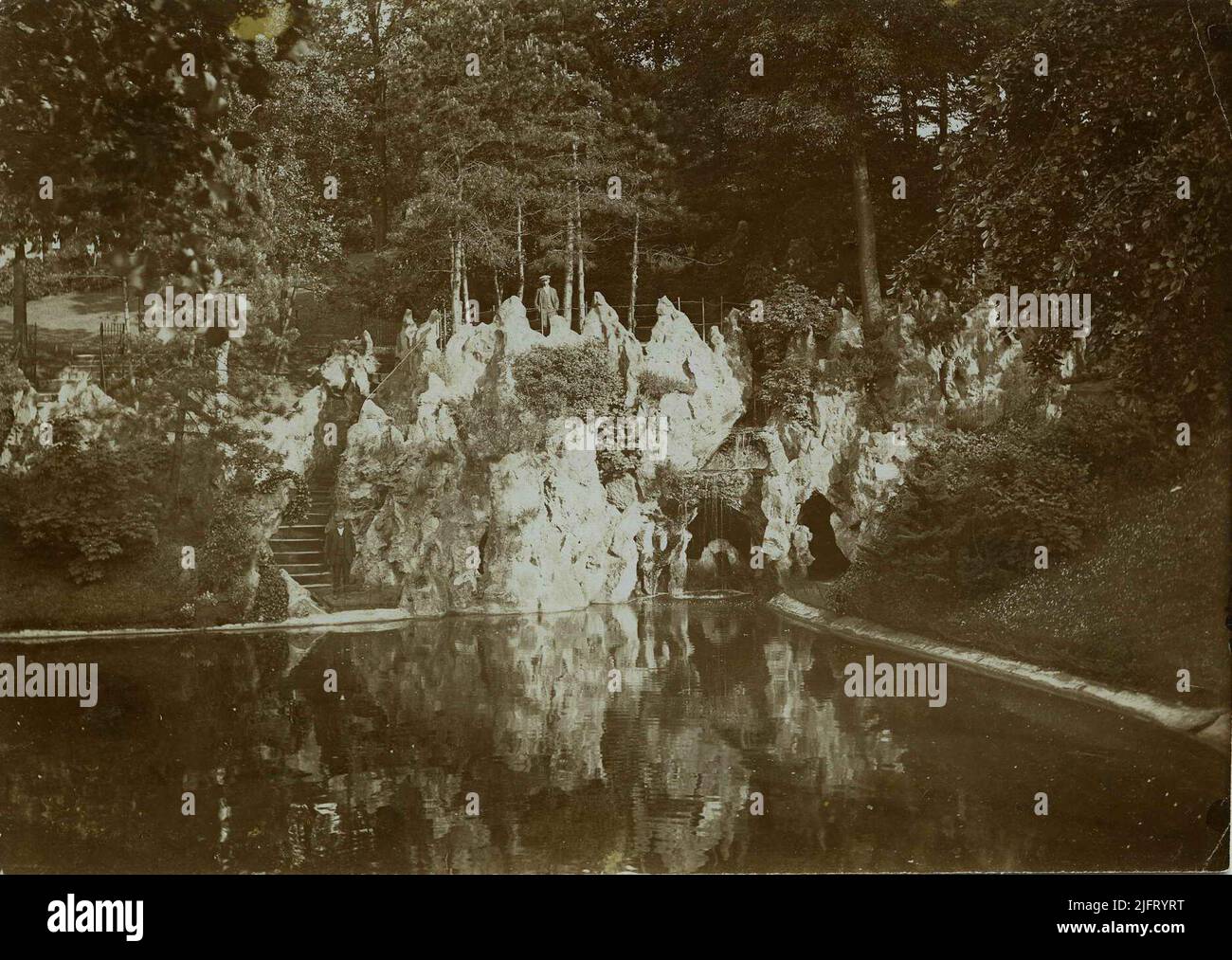 Der Kronenburgerpark, zweite Dekade, mit der Höhle und dem Wasserfall. Der vom belgischen Landschaftsarchitekten Liévin Rosseels entworfene Park wurde zwischen 1880 und 1882 nach dem Abriss der Stadtmauern errichtet Stockfoto