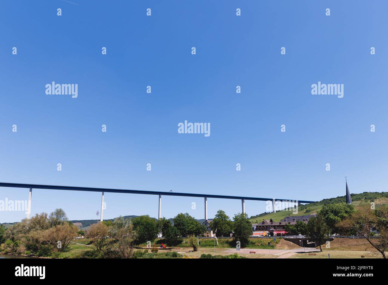 Die Hochmoselbrücke ist eine große Straßenbrücke, die das Tal der Mosel/Mosel überquert. Stockfoto