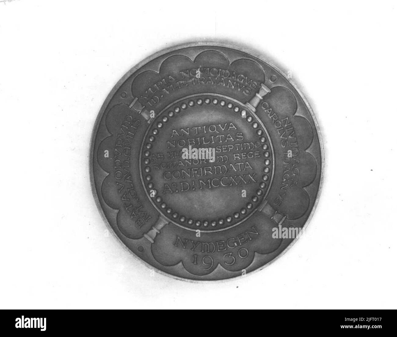 Hintere Gedenkmedaille aus dem Jahr 1930 zum Gedenken an 700 Jahre Stadtrechte an Nijmegen am 31. August 1230 durch Roman Keizer Hendrik VII Stockfoto