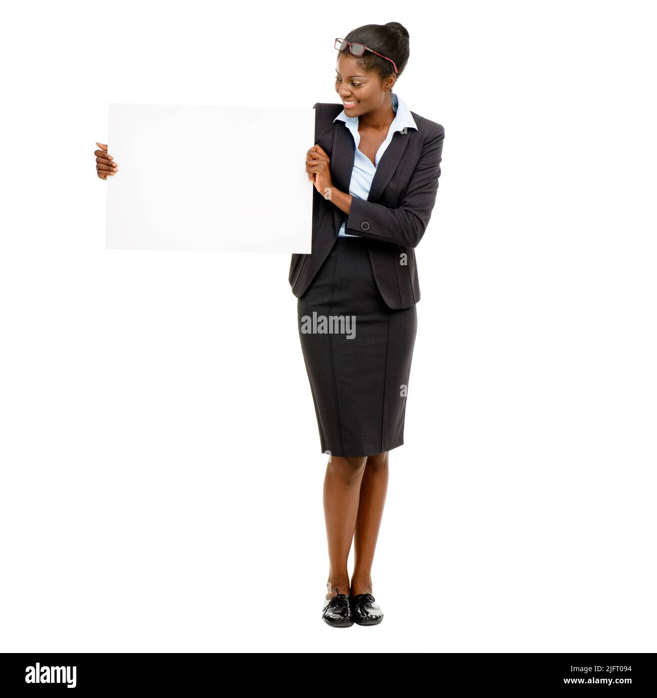 Eine Marke, mit der es sich lohnt, in Verbindung zu bleiben. Aufnahme einer jungen Geschäftsfrau, die ein leeres Schild vor einem weißen Studiohintergrund hält. Stockfoto