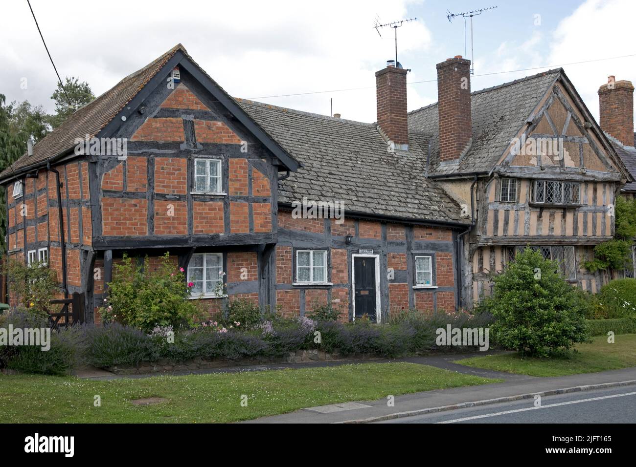 Brick House ist ein viereckiges mittelalterliches Holzhaus mit roten Ziegelsteinen auf Sandsteinschutt, das um 1450 mit West End Farm in der Nähe gebaut wurde Stockfoto
