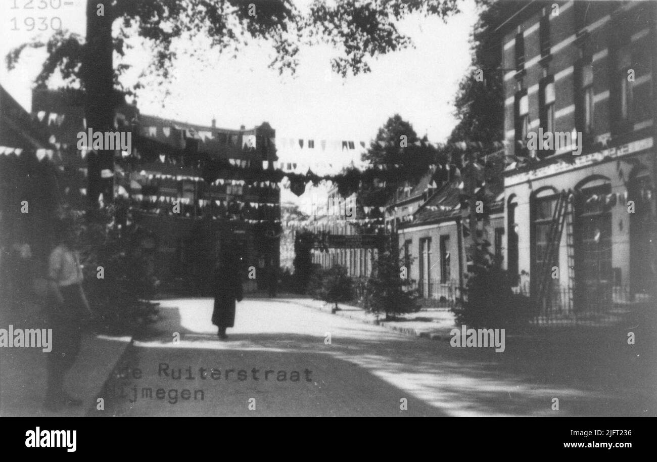 Nijmegen 700 Jahre Stadt wurde in großer Weise gefeiert: Plätze und Straßen wurden geschmückt; auf dem Foto De Ruijterstraat verziert mit der Schoolstraat im Hintergrund Stockfoto