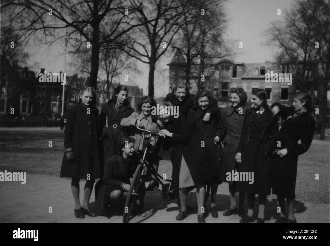 Gruppenfoto auf dem Platz vor der städtischen höheren Zivilschule für Mädchen, besser bekannt unter dem Namen 'Girls HBS' Stockfoto