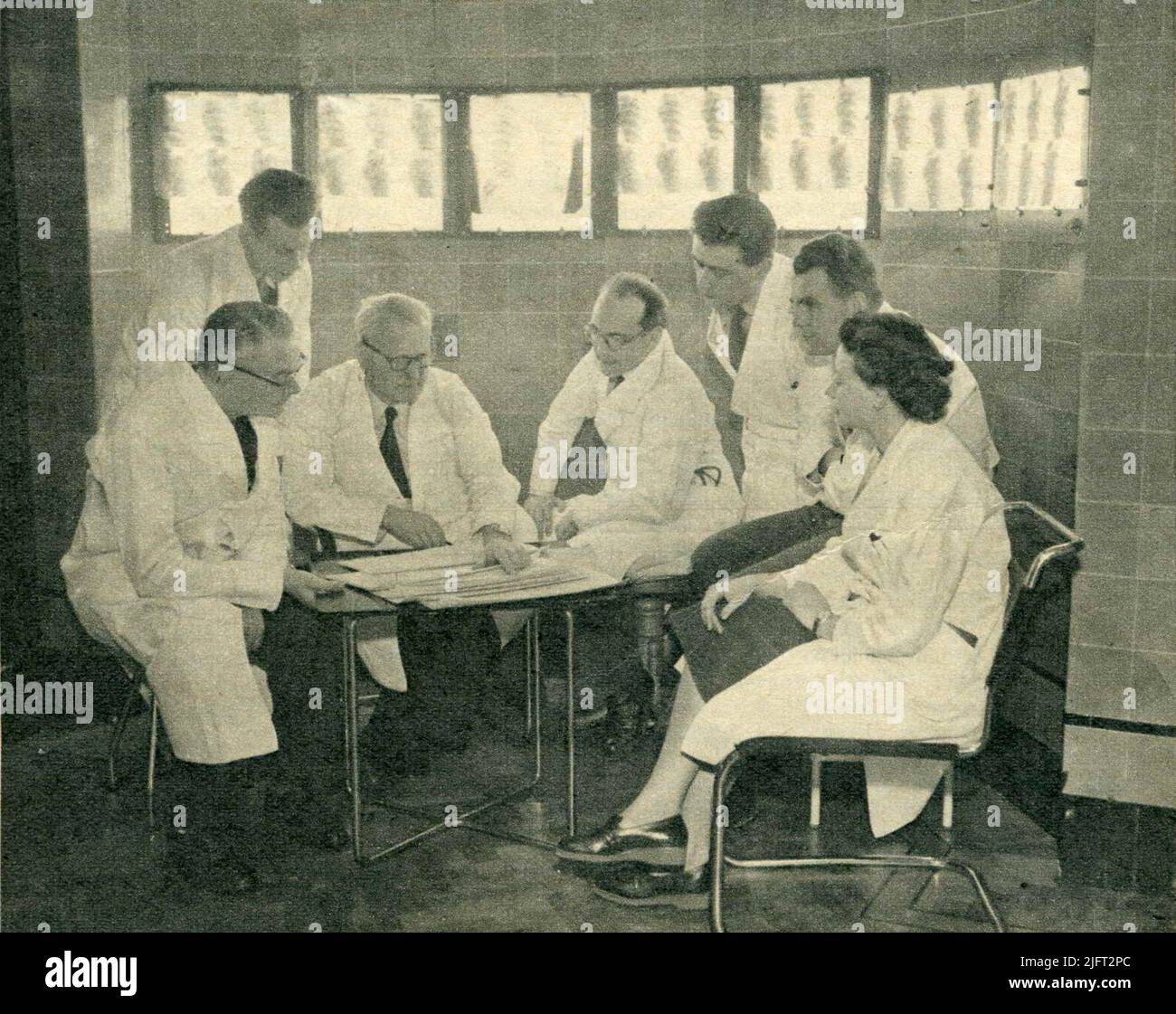 Das medizinische Personal des Sanatoriums Dekerswald, von dem Dr. A.J. Henneman (1893 - 1976), 3. von links, 31 Jahre alter Direktor, in Absprache Stockfoto