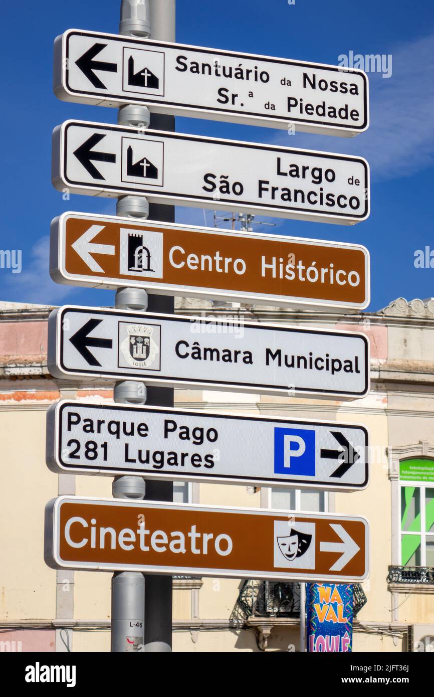 Loule Portugal Richtung Straßenschilder Zu Sehenswürdigkeiten In Der Stadt Loule An Der Algarve Portugal Stockfoto