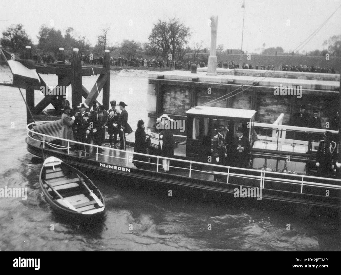 Eröffnung Des Maas-Waal-Kanals. Königin Wilhelmina im Gespräch mit dem Minister für Wasserwirtschaft, Herrn Van der Vegte, über die Waterstaat-Bootje. Stockfoto