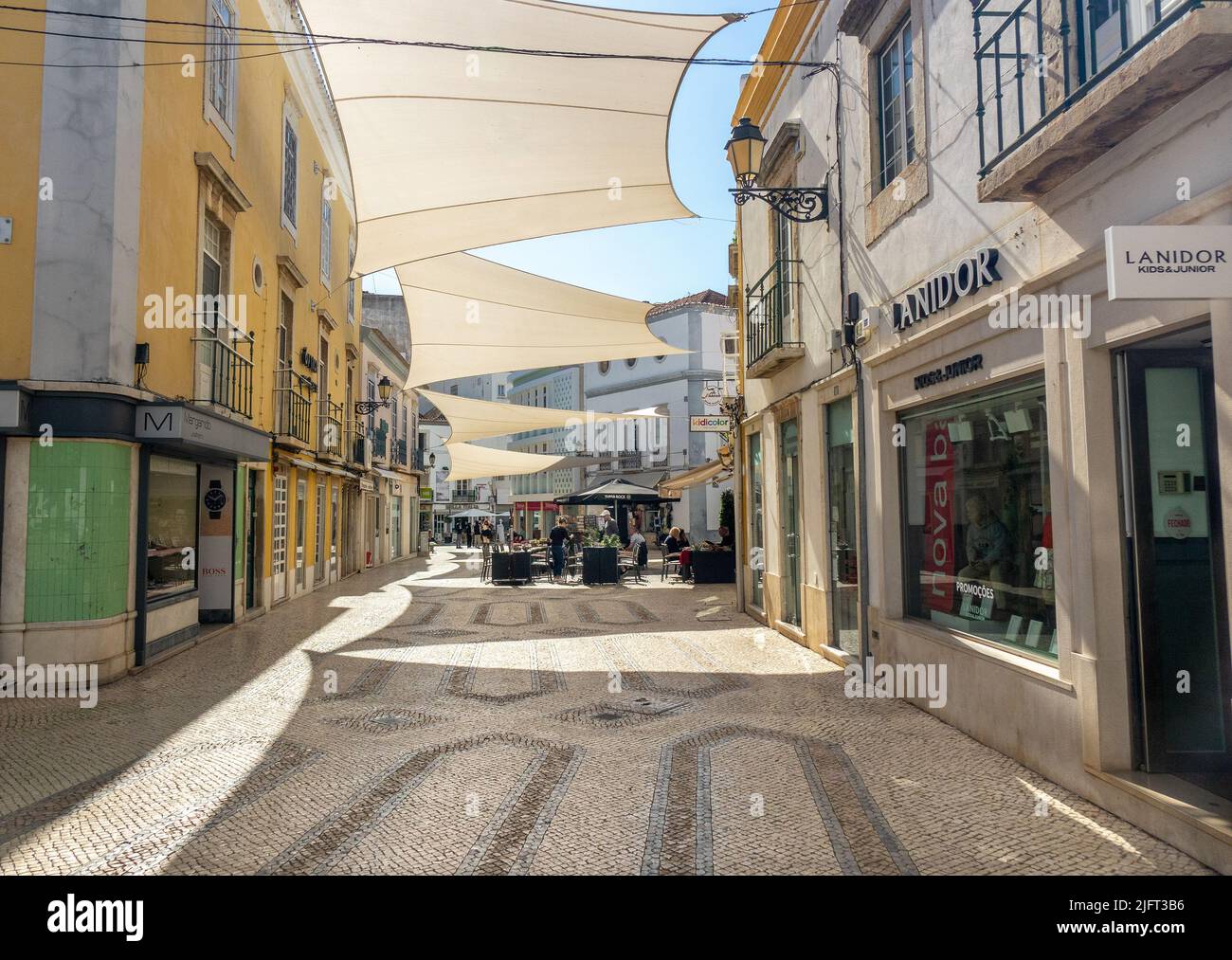Geschäfte und Restaurants auf der Rua Ivens Eine Fußgängerzone im Stadtzentrum von Faro die Algarve Portugal Stockfoto