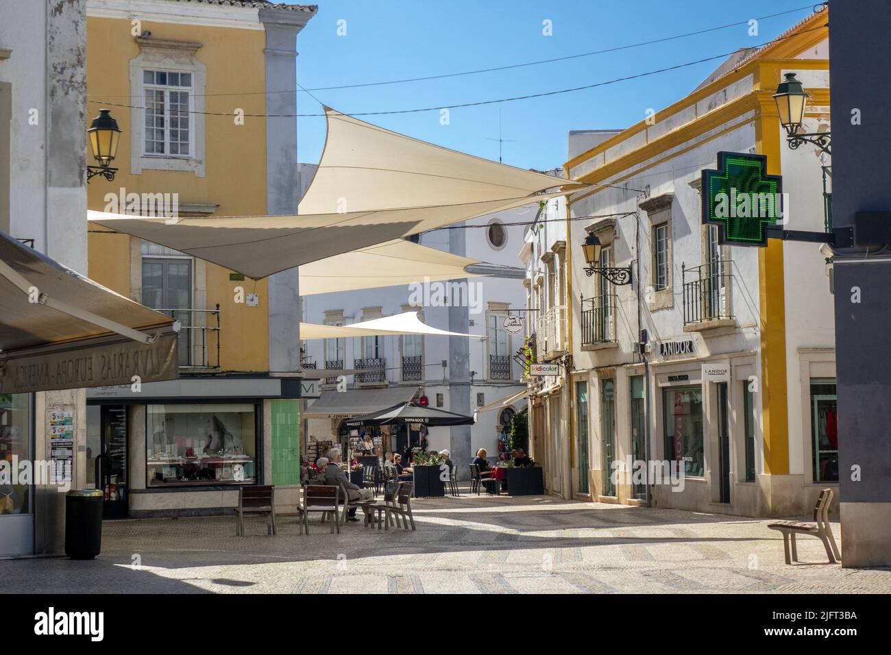 Geschäfte und Restaurants auf der Rua Ivens Eine Fußgängerzone im Stadtzentrum von Faro die Algarve Portugal Stockfoto
