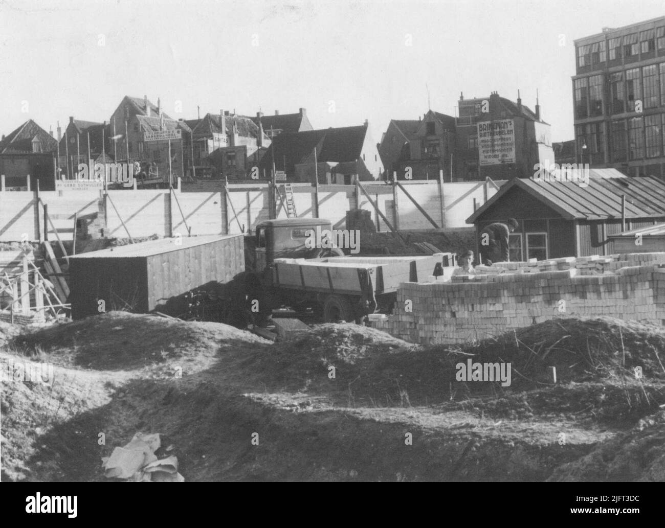 Die Bauarbeiten für das neue Geschäft von Brinkman Rietmeubelen, das 1950 von Charles Estourgie entworfen und von seinem Sohn Emile Estourgie, anstelle von W.F.J. Brinkman, fertiggestellt wurde Stockfoto