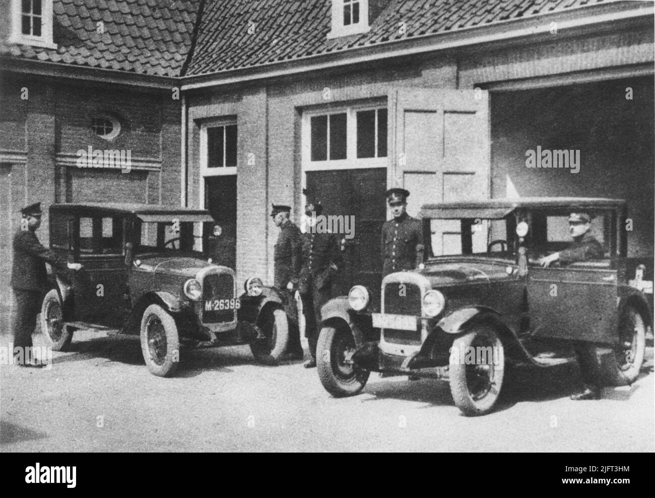 Polizeiwache; die Autos der Verkehrsbrigade sind bereit, auszufahren. V. L.n.r. Herr Veldkamp, De Brok, Heygele, et al Aus: 'Gelderland in Wort und Bild', Band 6., Nr.: 32; 31-10-1930 Stockfoto