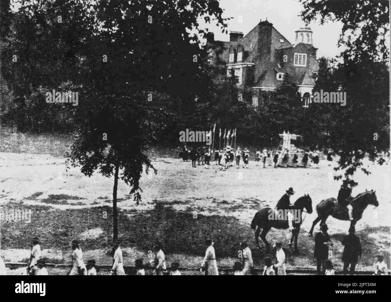 Am 5., 6. Und 7. August wurde die ganze Stadt vom Maria-Kongress dominiert. Die Wedren wurde als Kongressabgeordneter eingerichtet. Am Sonntag ging aus der Villa Belvoir die feierliche Maria Omwrring durch die Stadt, in der neben kirchlichen und weltlichen Würdenträgern auch unzählige katholische Organisationen und Musikkorps wandelten Stockfoto