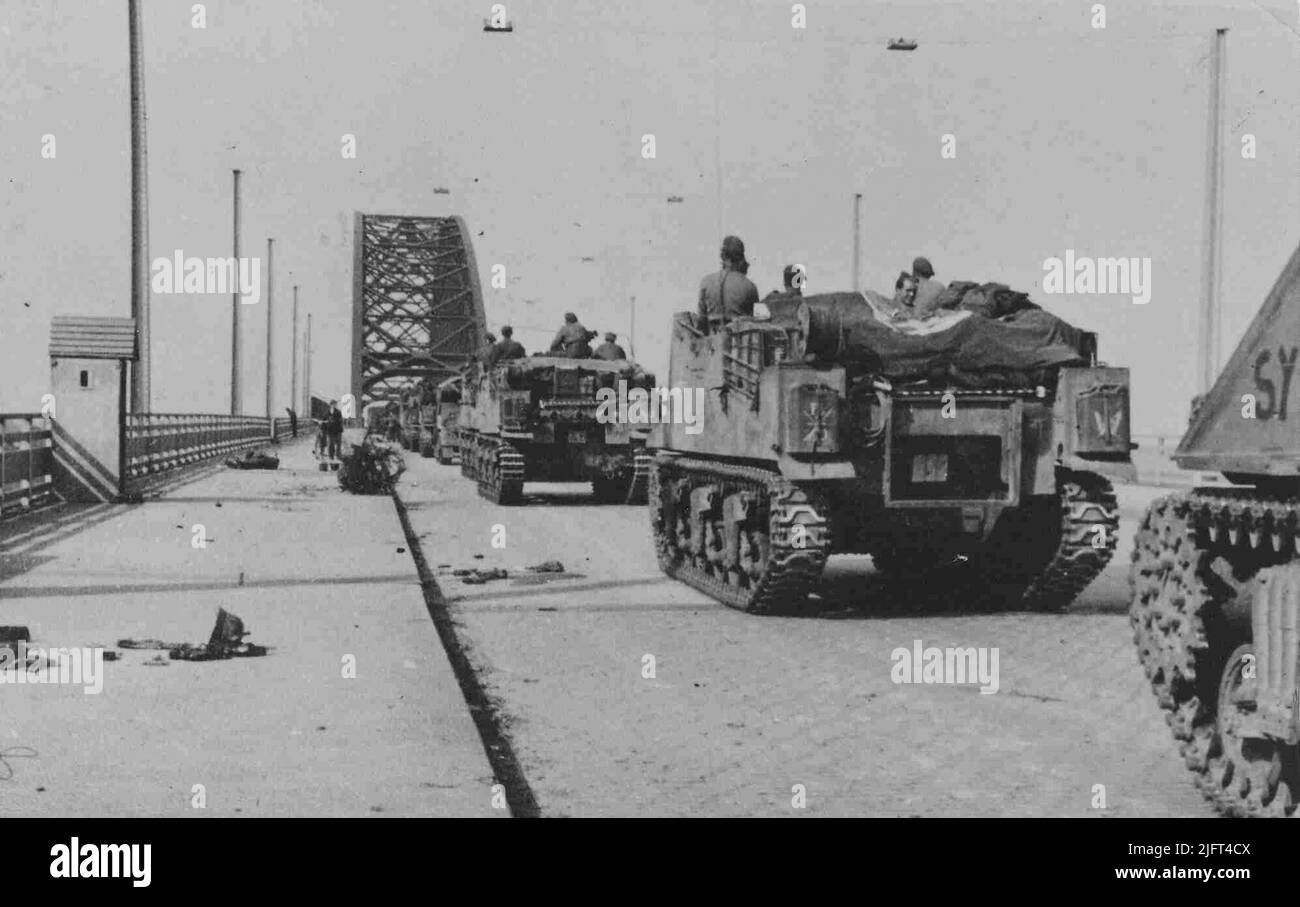 Britische Selbstfahrende Gewehre mit dem Namen „Sexton“ 25pdr. Selbstfahrende Waffe aus der vermutlich 43. Wessex Division zieht über den Waalbrug in Richtung Arnhem Stockfoto