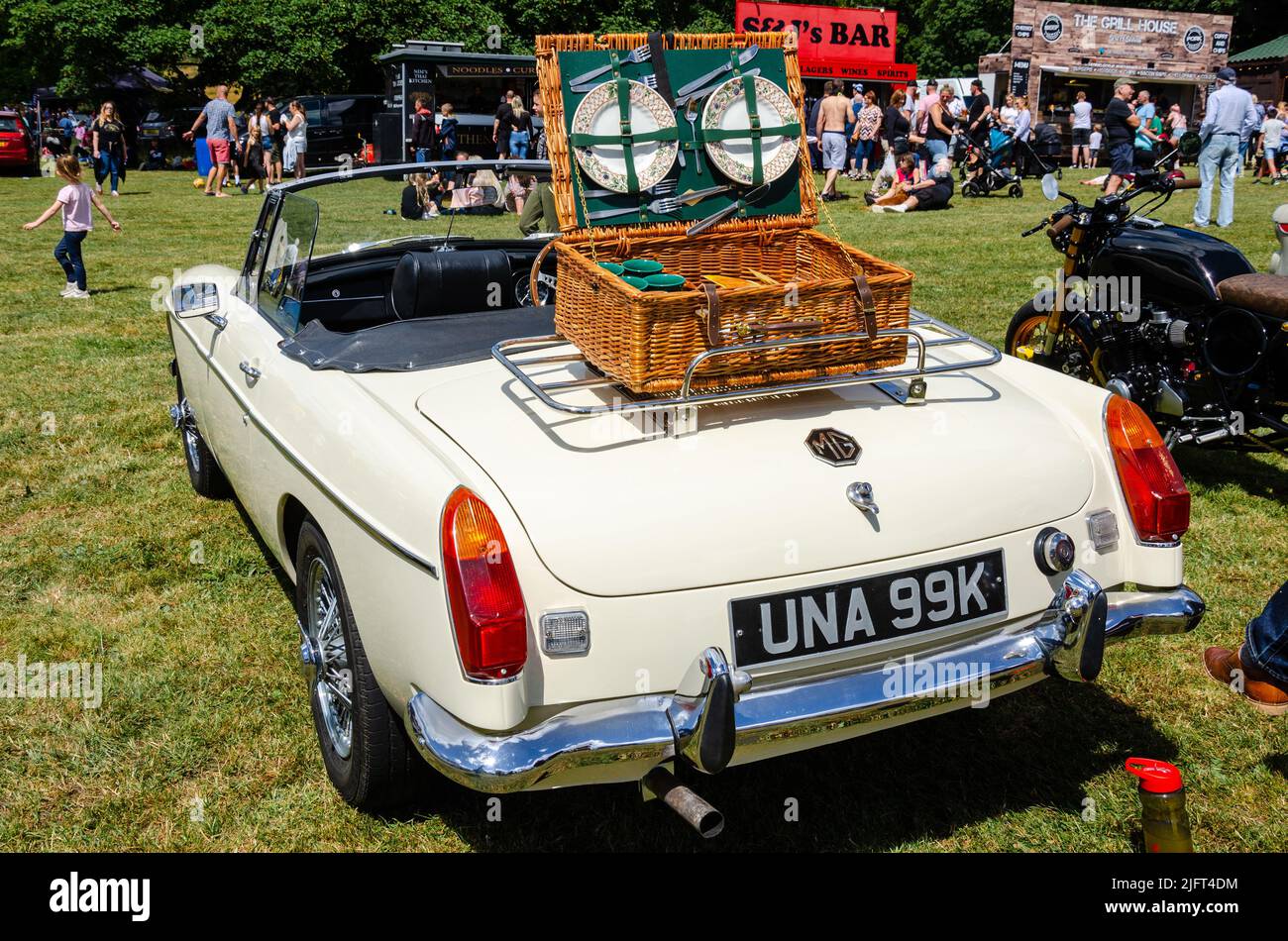 Eine weiße 1971 MGB mit einem Picknickkorb wurde auf der „The Reading Motor Show“ in Reading, Großbritannien, an den Gepäckträger im Heck angegriffen Stockfoto