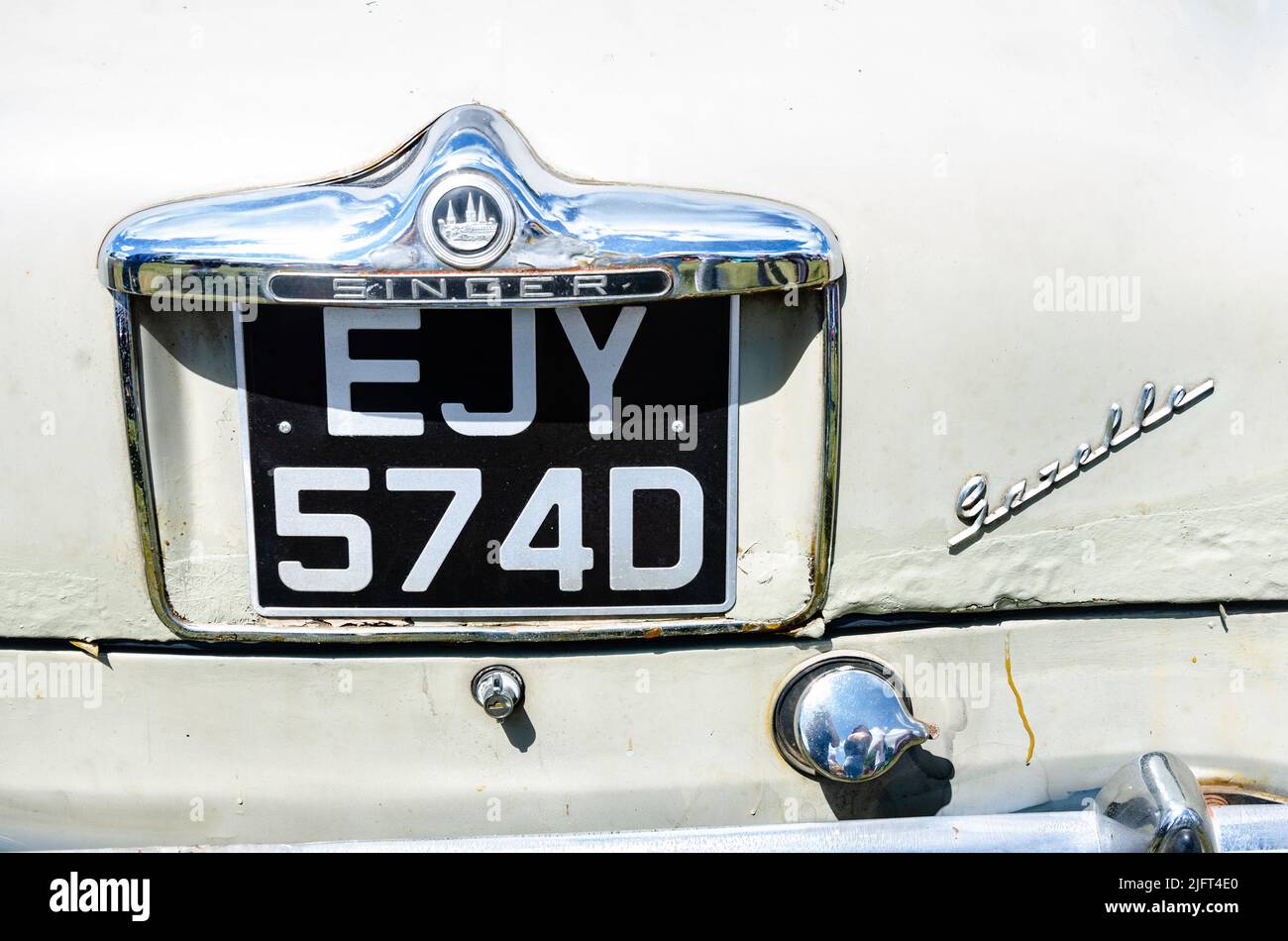 Nahaufnahme eines Nummernschilds und Detail eines Oldtimer-Autos von Singer Gazelle aus dem Jahr 1966 auf der Automobilausstellung in Reading, Großbritannien Stockfoto