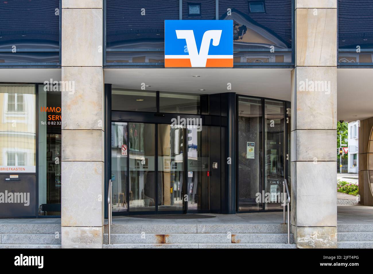 Filiale der Volks- und Raiffeisenbank mit Schriftzug und Emblem bzw. Logo Stockfoto