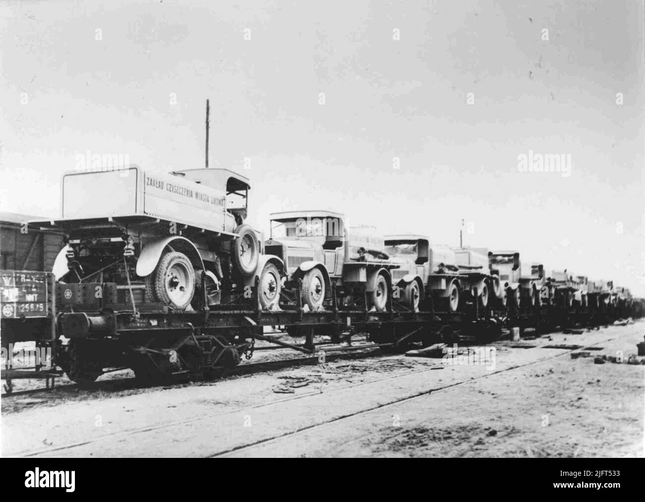 Transport von einem Dutzend tschechischer Neuwagen auf einem Waggon der Eisenbahn, wahrscheinlich auf dem Eisenbahnhof Stockfoto