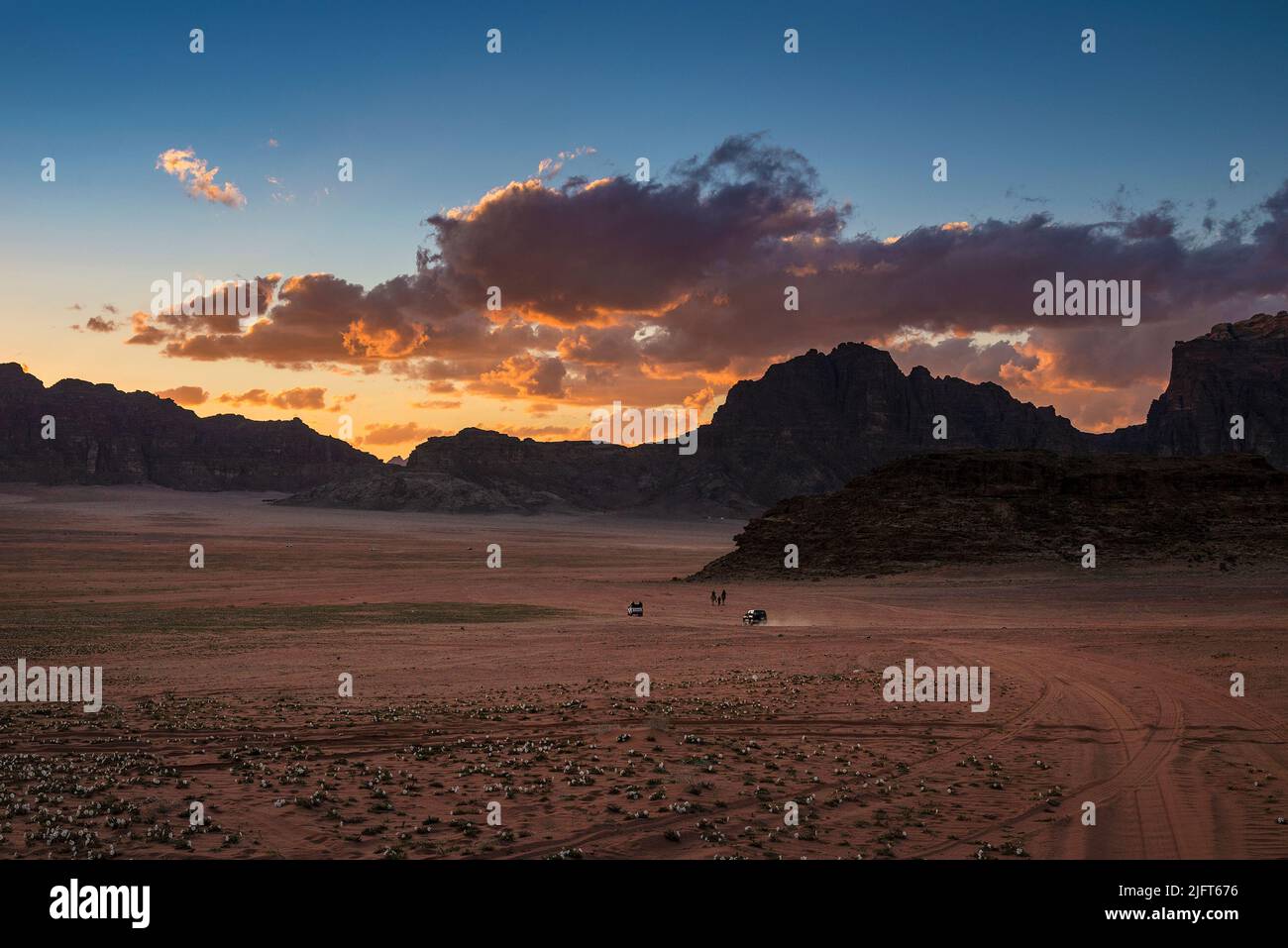 Panoramablick auf die Wüste Wadi Rum bei Sonnenuntergang, Aqaba, Südjordanien Stockfoto