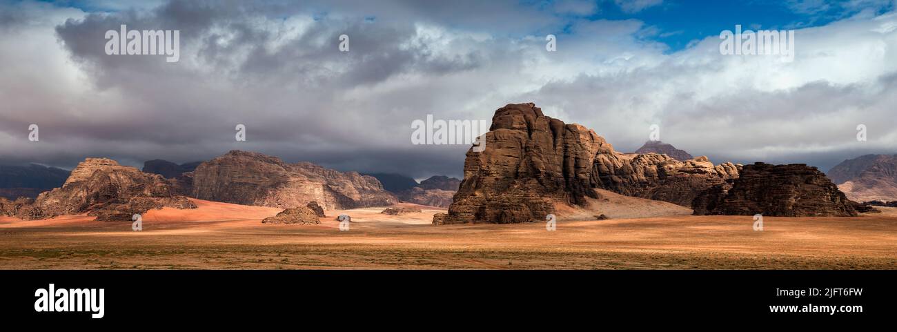 Panoramablick auf die Karstfelsenberge in der Wüste Wadi Rum im Süden Jordaniens Stockfoto