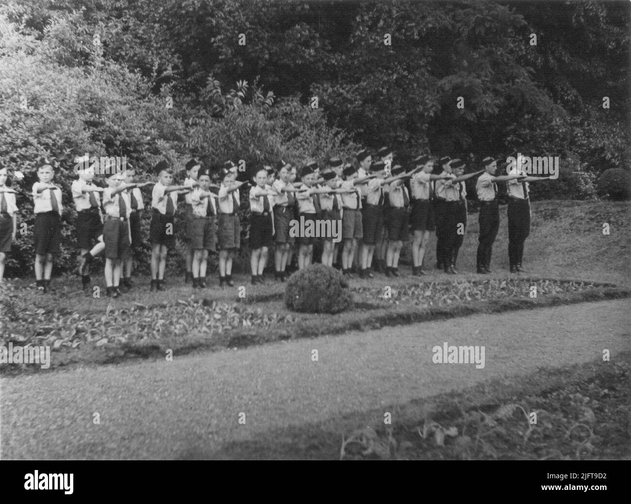 Die Jugendstürmer bringen die Hitlergrüße während der Eröffnung der N.S.B. Kinderheim Westerhling von IR. Anton Mussert Stockfoto