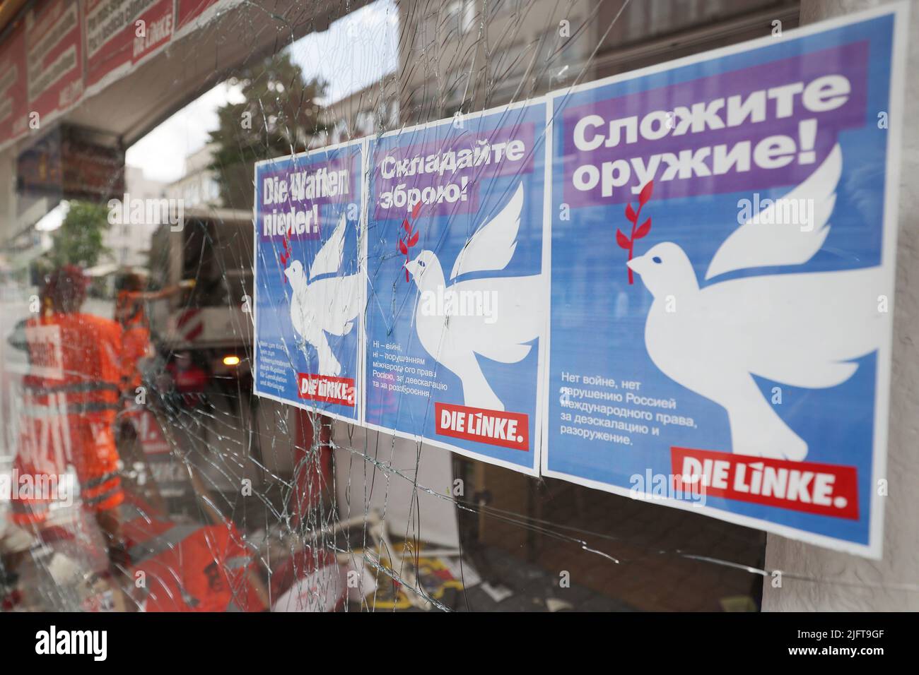 Oberhausen, Deutschland. 05.. Juli 2022. Ein Geschäft in Oberhausen wurde durch eine Explosion beschädigt. Plakate mit Friedenstauben und kyrillischer Schrift werden an einem zerbrochenen Fenster geklebt. Da ein politisch motivierter Akt nicht ausgeschlossen werden kann, ist auch der Staatssicherheitsdienst an der Untersuchung beteiligt. Kredit: David Young/dpa/Alamy Live Nachrichten Stockfoto