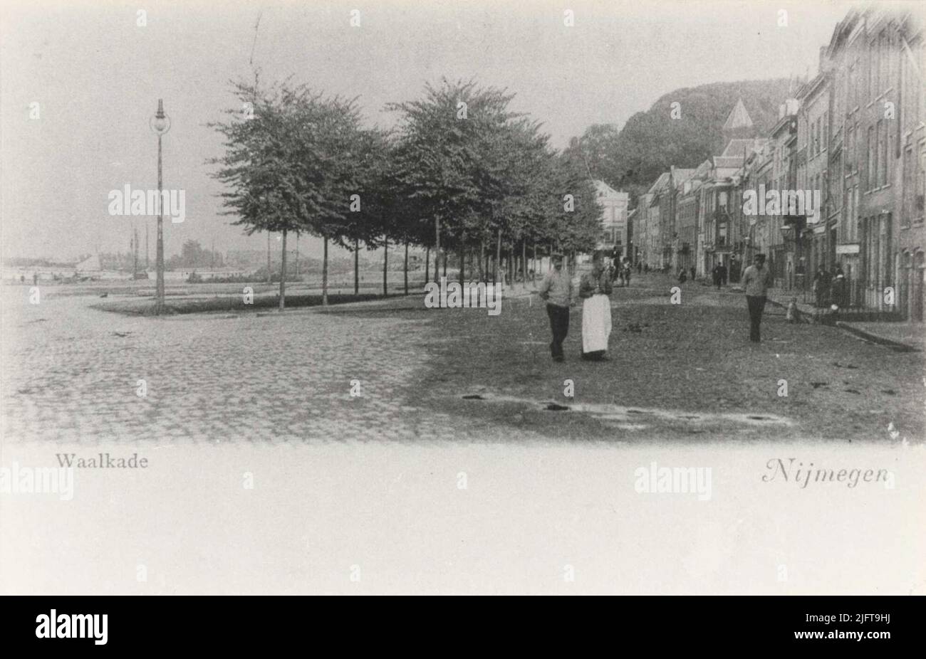 Der östliche Teil der Waalkade mit der karolingischen Kapelle auf dem Valkhof oben rechts Stockfoto