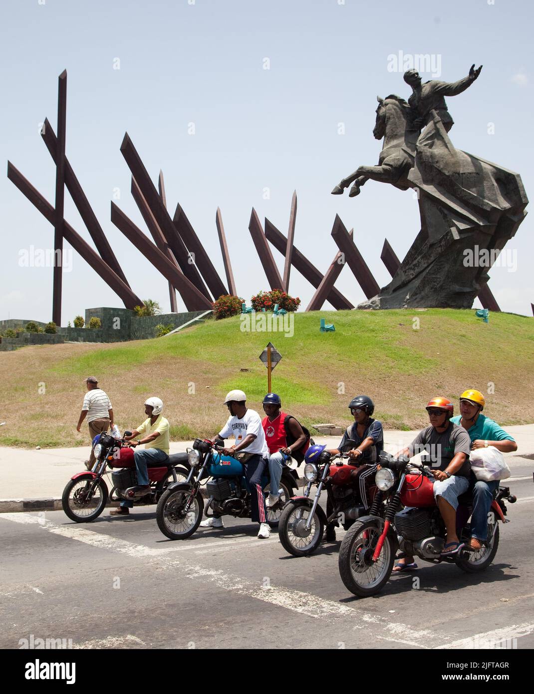 Kuba, Santiago de Cuba.Motorräder vor dem Denkmal für Antonio Maceo auf der Plaza de Revolucion. LT. General Antonio de la Caridad Maceo y Gra Stockfoto