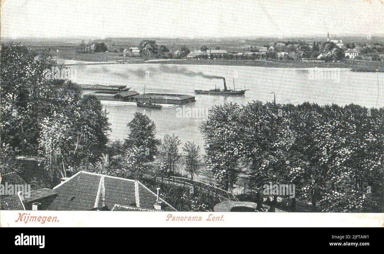 Blick auf den Waal in Nijmegen mit dem schwimmenden Schwimmbad und Schifffahrt und auf die Fastenzeit vom Valkhof Stockfoto