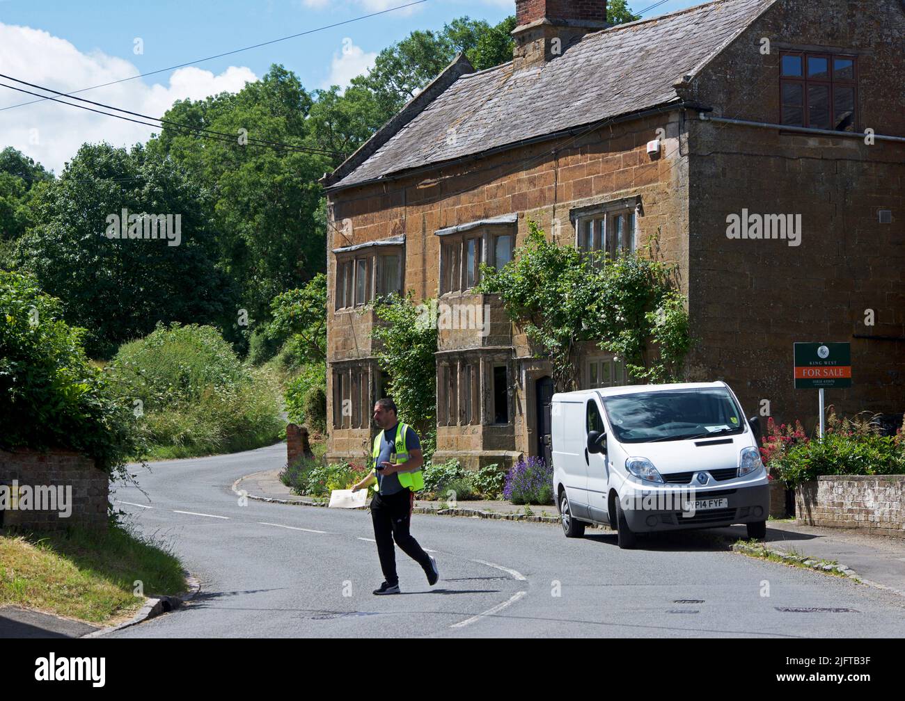 Mann, der das Paket im Dorf Weston bei Welland, Northampton, England, geliefert hat Stockfoto