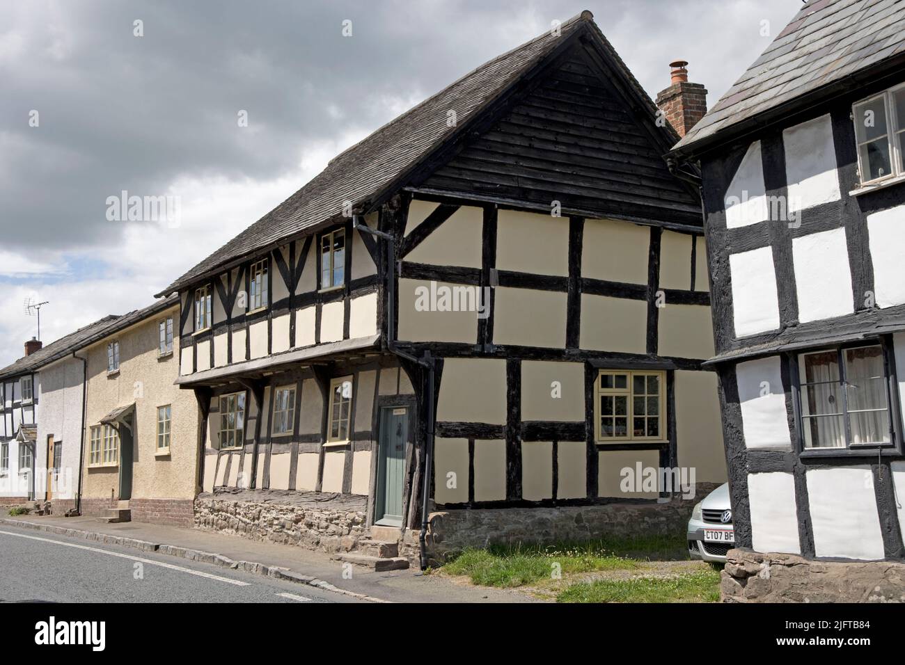 Westfields und Timber Cottage sind zwei separate Gebäude, darunter ein 15.-Jahrhundert-Box gerahmtes Cottage mit einem Steg im ersten Stock, der auf geschwungenen Zahnspangen getragen wird Stockfoto