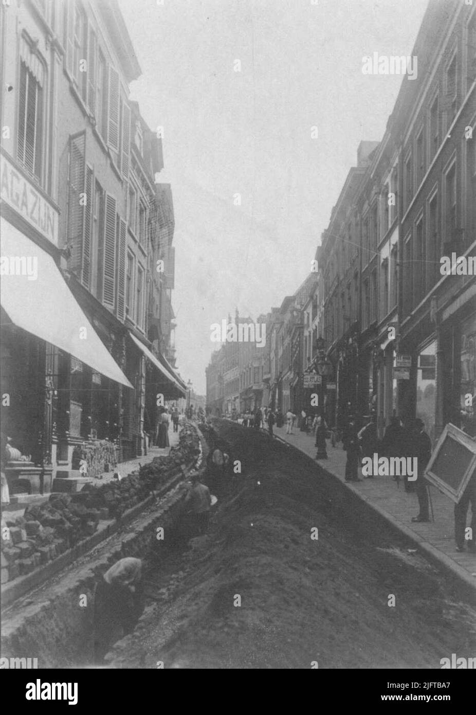 Der gebrochene Zustand, nach dem Bau der Straßenbahnschienen. Gesehen in Richtung Grote Markt. Stockfoto