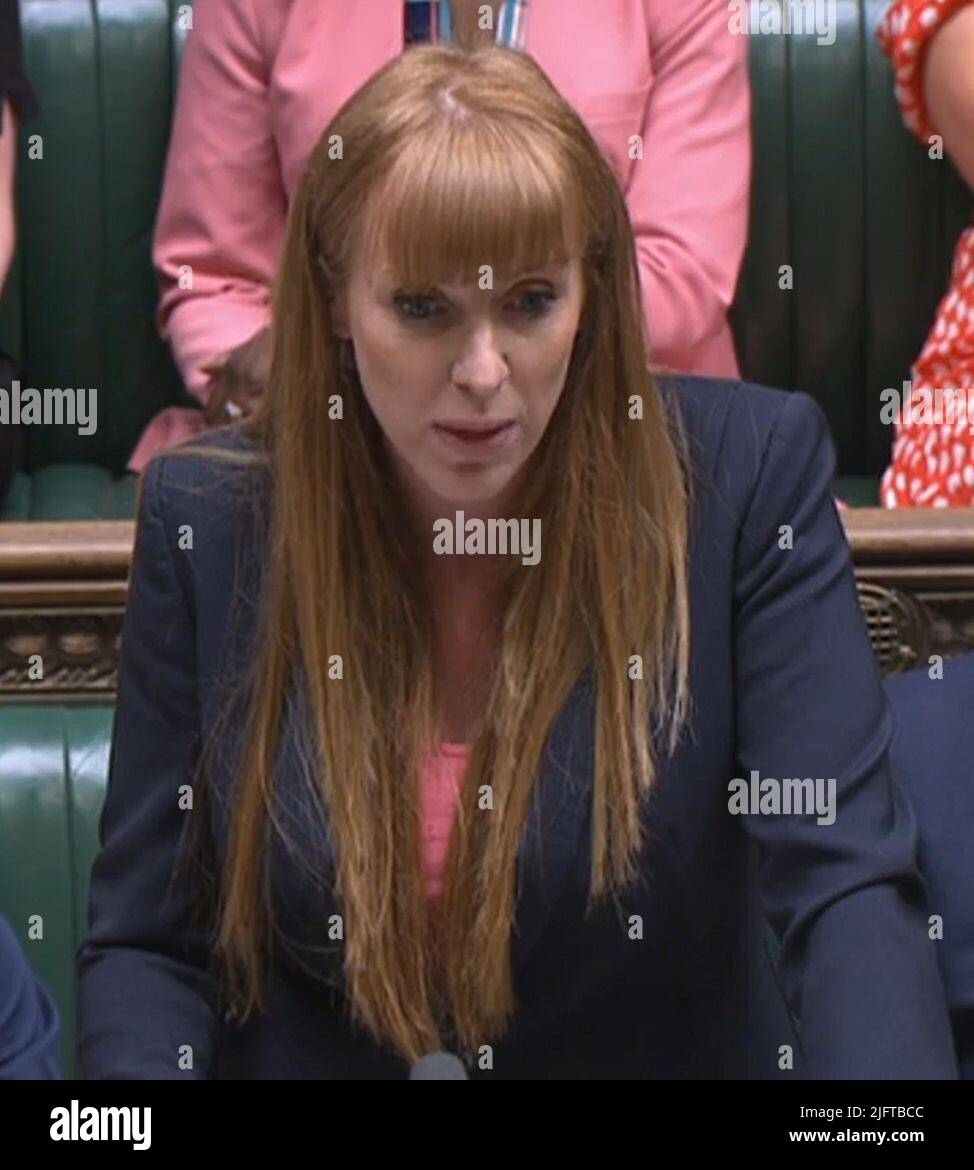 Die stellvertretende Labour-Vorsitzende Angela Rayner stellt im Londoner Unterhaus eine dringende Frage und fordert den Minister des Kabinetts Michael Ellis auf, „eine Erklärung über die Mechanismen zur Einhaltung von Standards im öffentlichen Leben abzugeben“. Bilddatum: Dienstag, 5. Juli 2022. Stockfoto