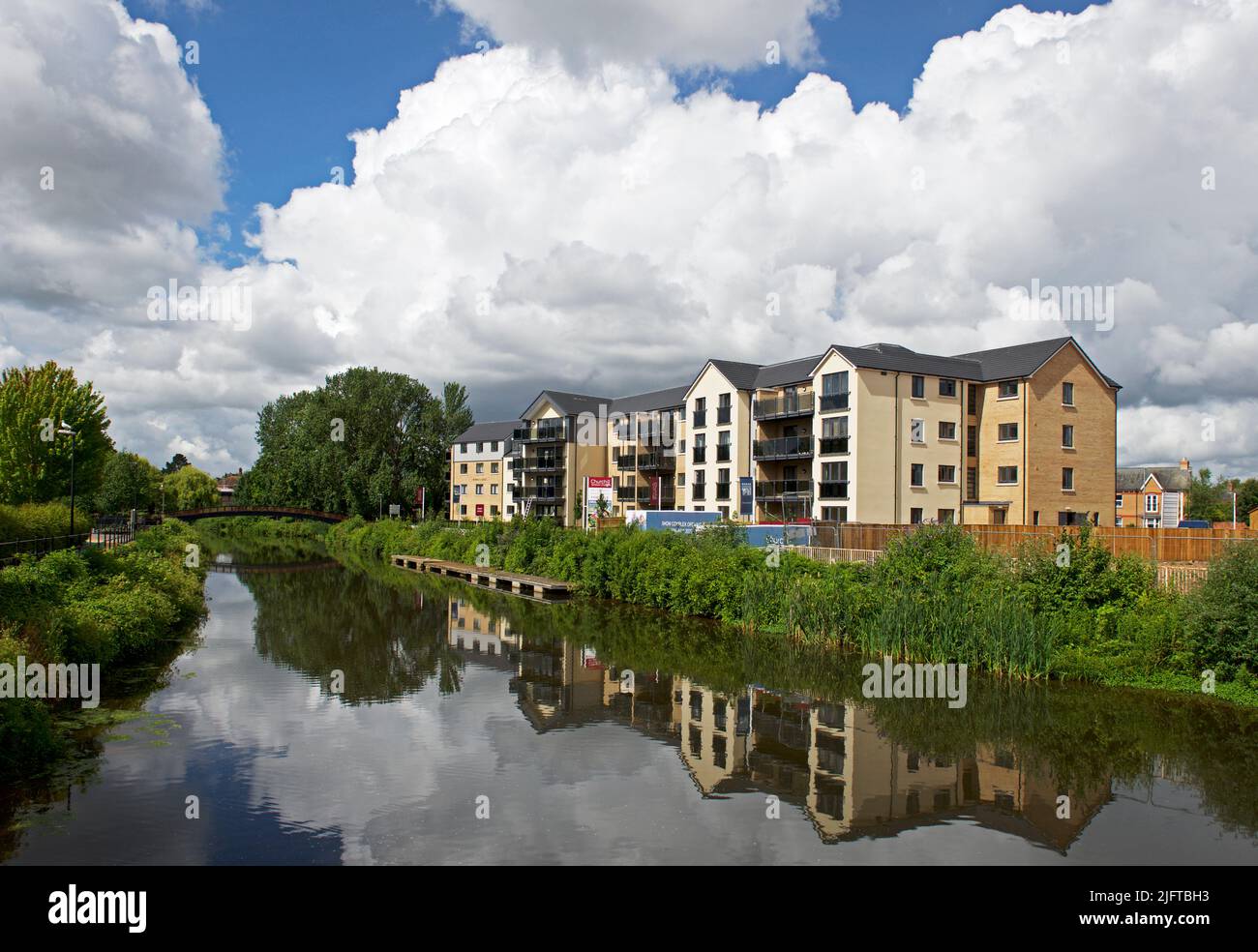 Neue Apartments mit Blick auf den River Tone in Taunton, Somerset, England Stockfoto