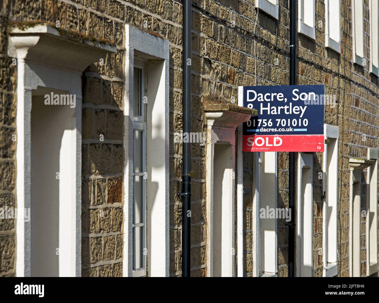 Verkauft Schild auf Reihenhaus in Skipton, North Yorkshire, England UK Stockfoto