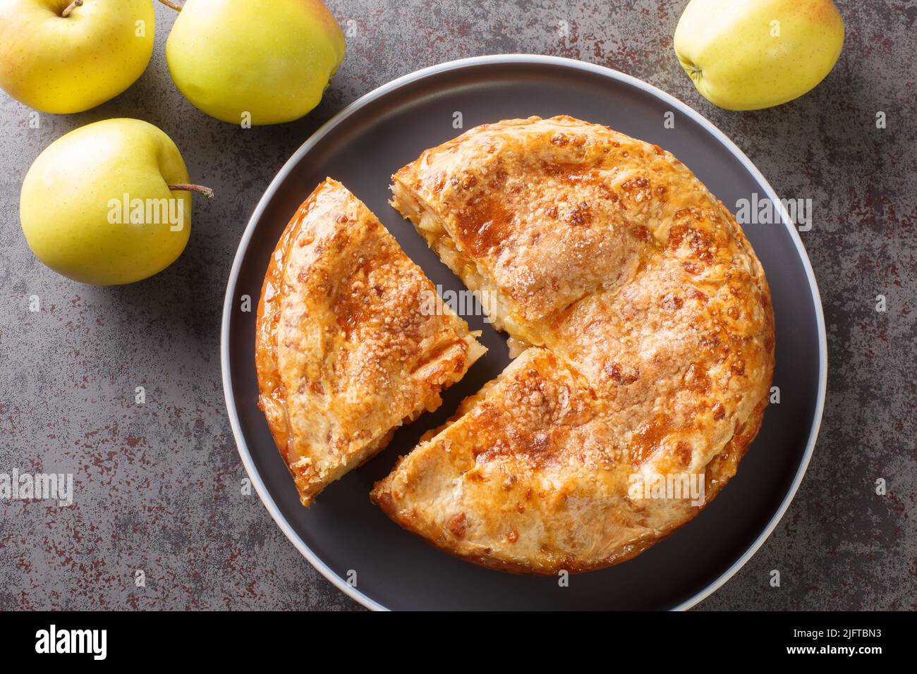 Amerikanischer, frisch gezapfter Cheddar-Käsekuchen aus der Nähe auf dem Teller auf dem Tisch. Horizontale Draufsicht von oben Stockfoto