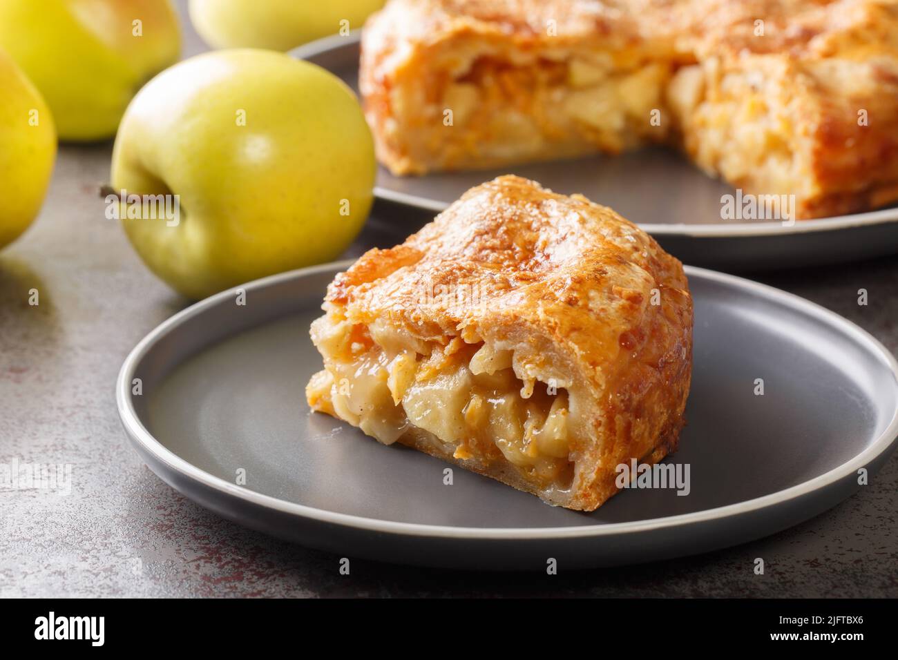 Köstliche Apfel Cheddar Pie mit knuspriger Kruste Nahaufnahme auf einem Teller auf dem Tisch. Horizontal Stockfoto