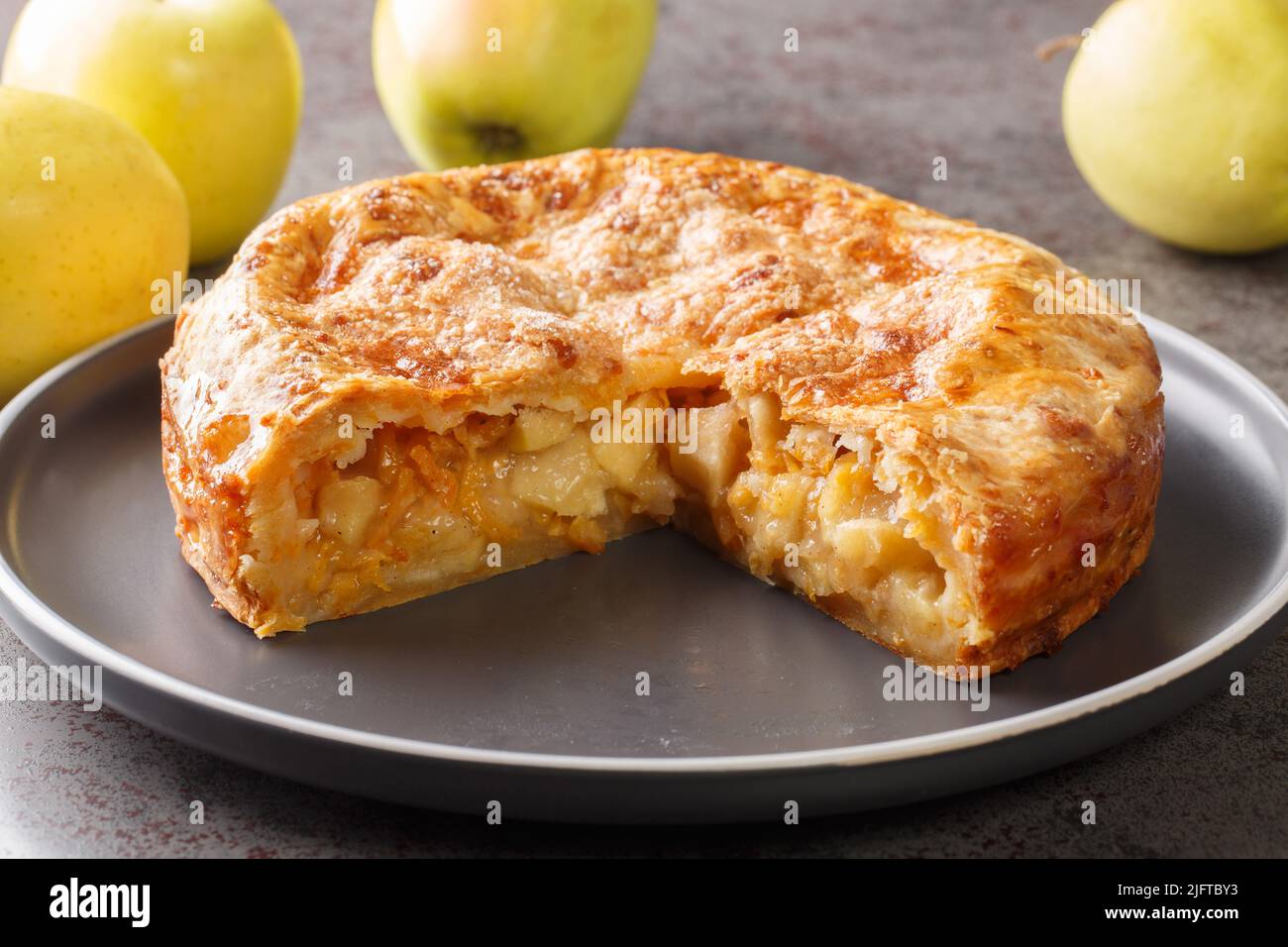 Amerikanischer, frisch gezapfter Cheddar-Käsekuchen aus der Nähe auf dem Teller auf dem Tisch. Horizontal Stockfoto