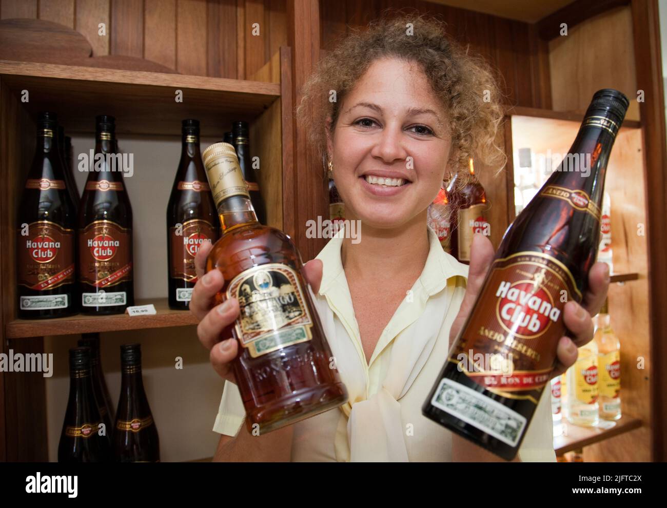 Kuba, die Kellnerin zeigt zwei Marken Rum Stockfoto