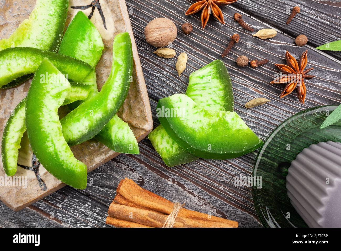 Trockene Pomelo auf Holz Hintergrund Draufsicht Stockfoto