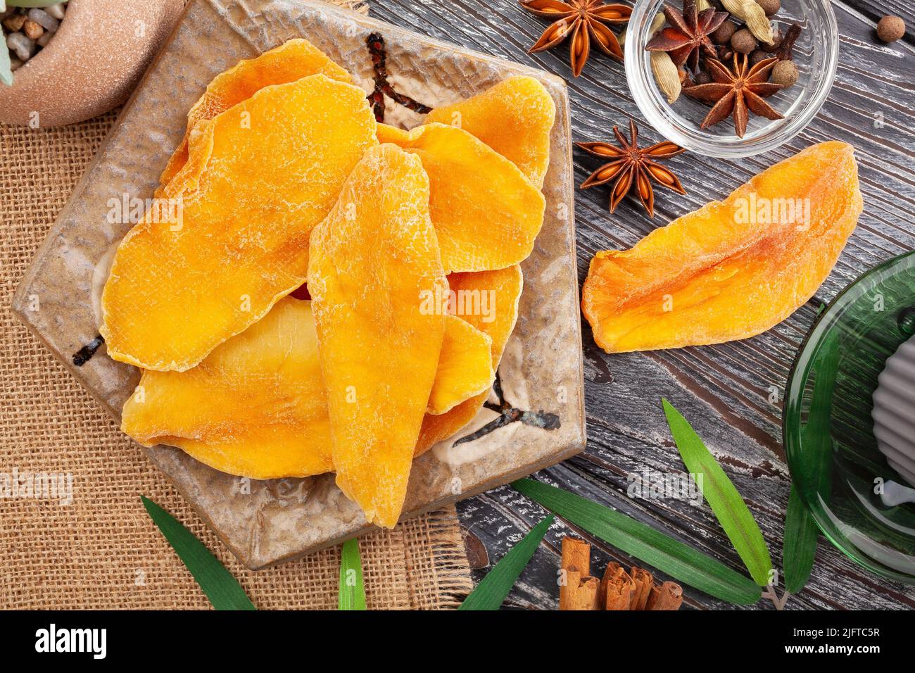 Trockene Mango auf Holz Hintergrund Draufsicht Stockfoto