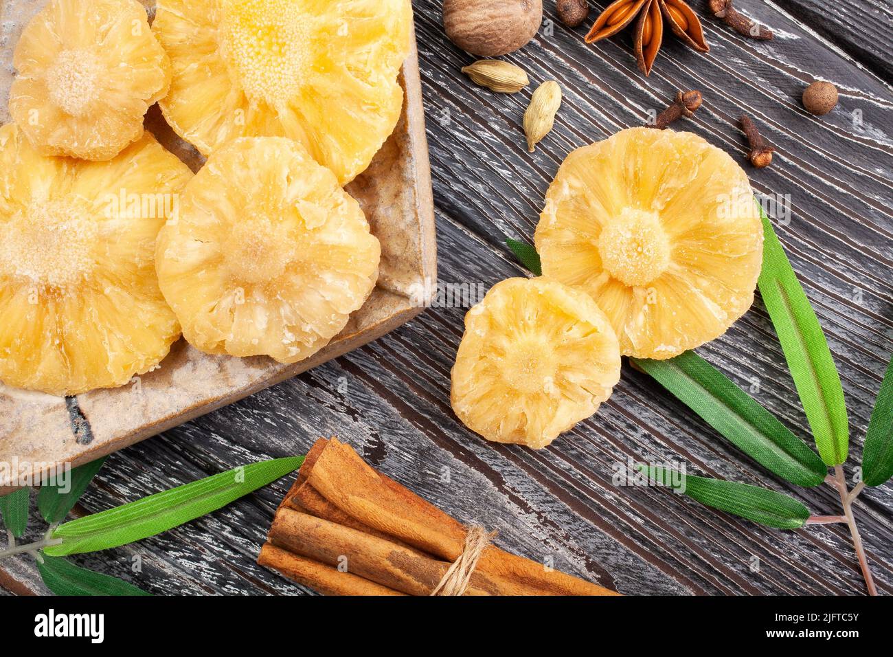 Trockene Ananas auf Holz Hintergrund Draufsicht Stockfoto