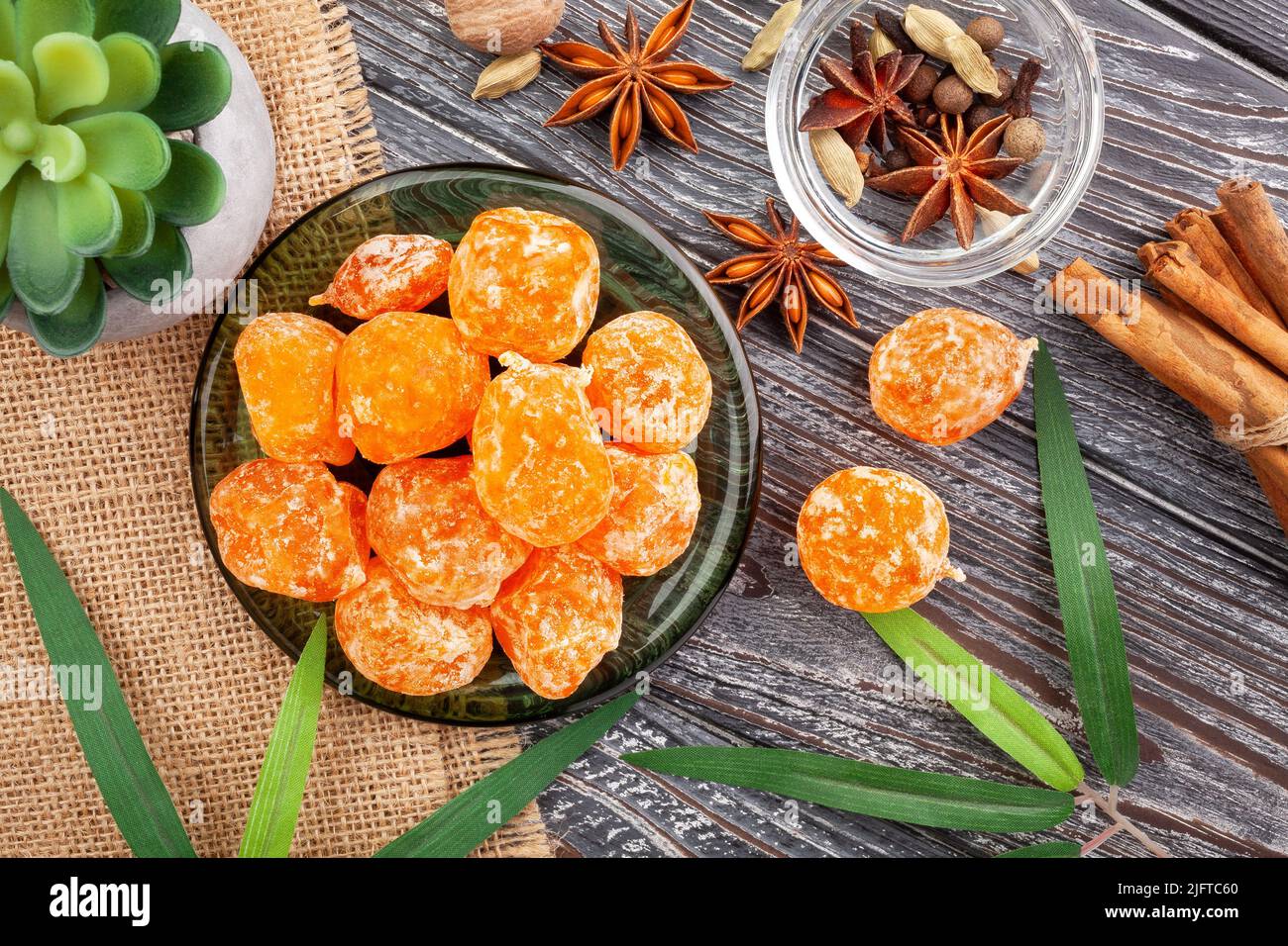 Trockener Kumquat auf Holzhintergrund Draufsicht Stockfoto