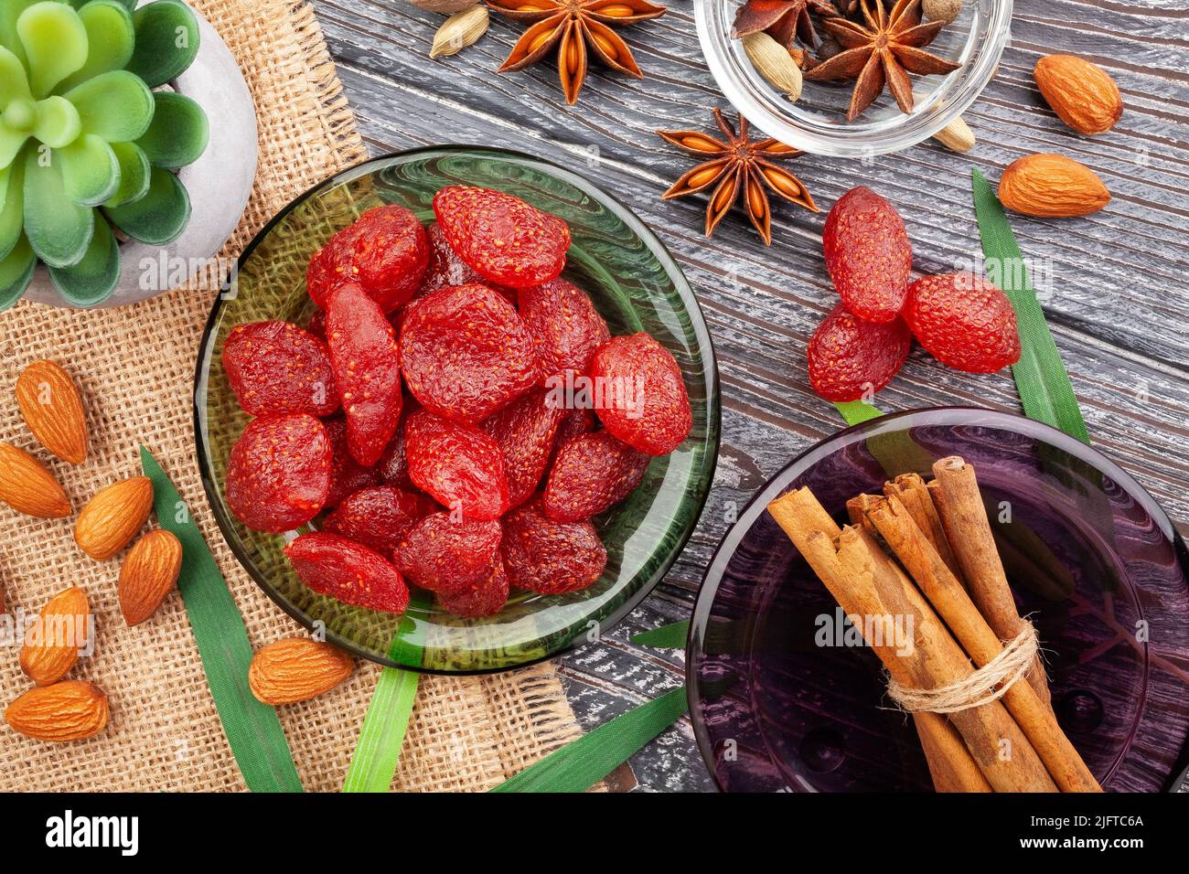 Trockene Erdbeere auf Holz Hintergrund Draufsicht Stockfoto