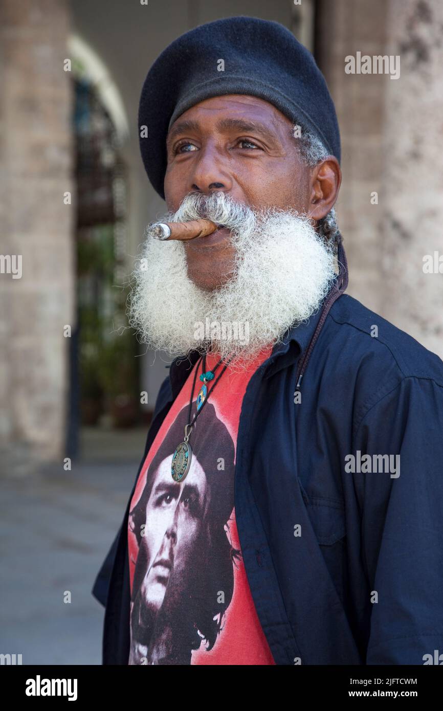 Kuba, Havanna, Mann auf der Plaza de la Catedral Stockfoto